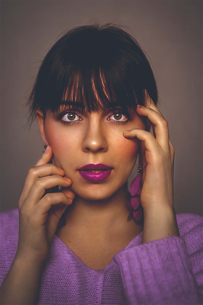 portret twarzy kobiety trzymającej dłonie przy twarzy