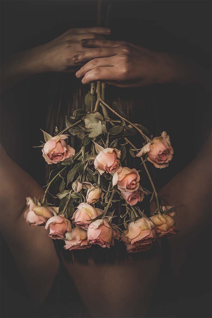 portret pleców kobiety z bukietem róż