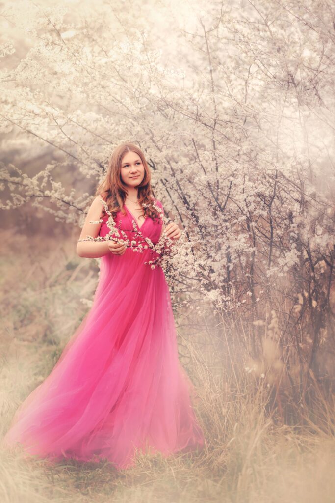 dziewczynka w białych drzewkach